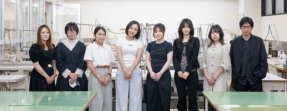 写真：担任の江田先生（左）、学生の皆さま（中央）、濵屋先生（右）